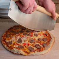 אביזר צלייה לגריל: חותך פיצה,PizzaQue Pizza Cutter, חברת BULLBBQ